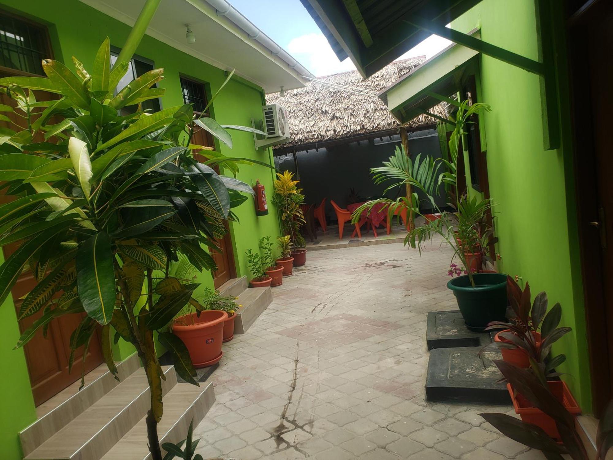 L&J Modern Backpackers Bnb Dar es Salaam Buitenkant foto