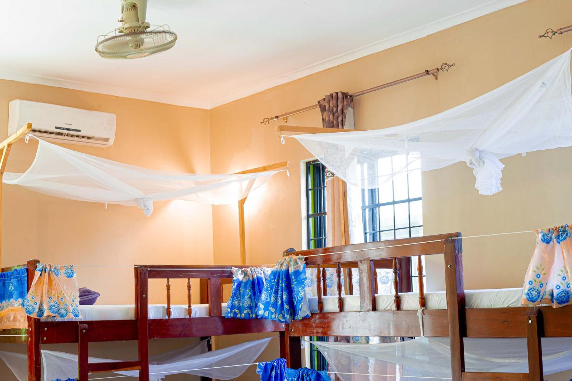 L&J Modern Backpackers Bnb Dar es Salaam Buitenkant foto