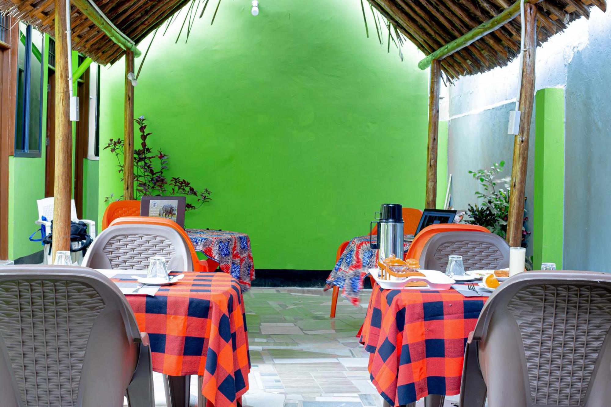 L&J Modern Backpackers Bnb Dar es Salaam Buitenkant foto